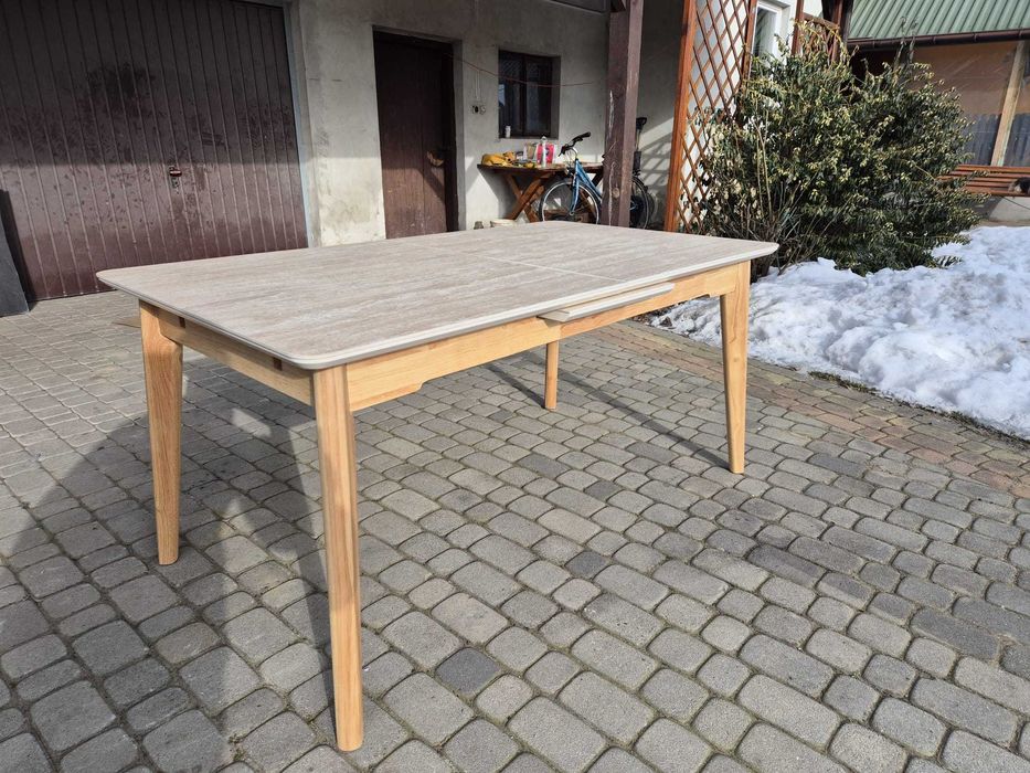 Nowoczesny stół z blatem ceramicznym