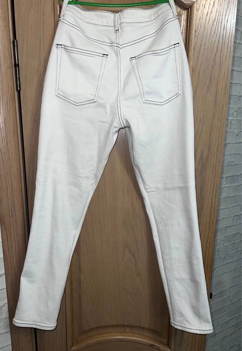 Білі жіночі джинси.
