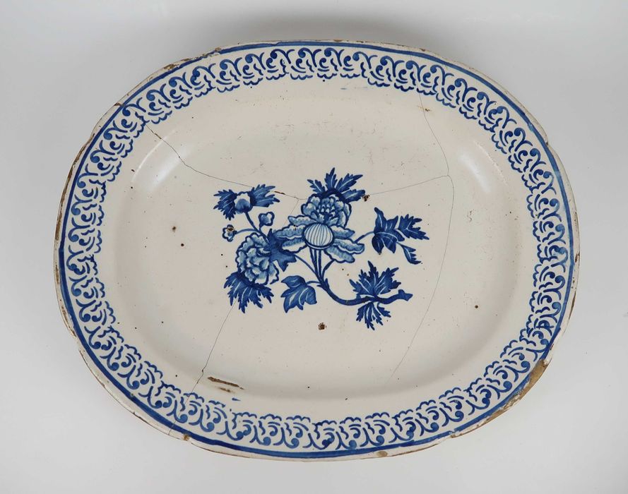 Travessa oval em faiança Portuguesa Séc. XIX