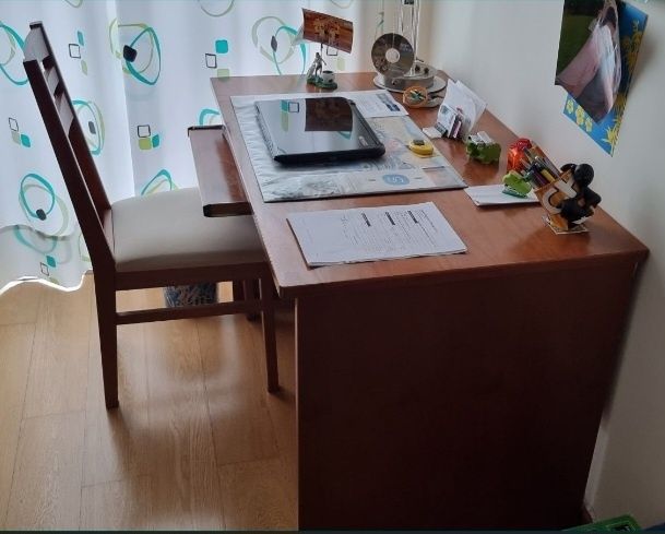 Secretária (1,20cm comp. x 70cm larg.) em excelente estado