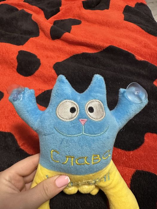 Патриотический котик в машину, украинский кот на присосках