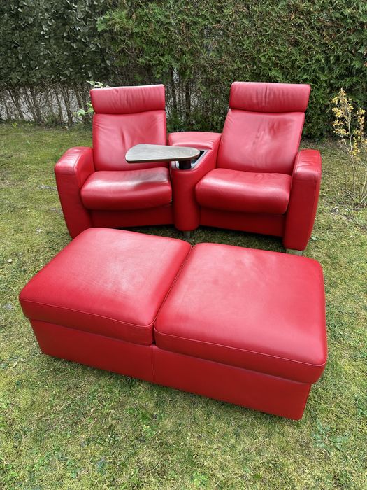 Sofa kinowa rozkładana Stressless Arion czerwona skóra i pufa