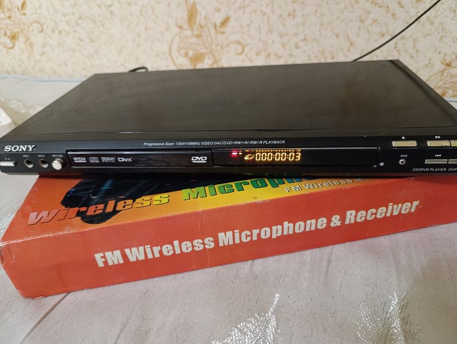 Продам DVD SONY с радио микрофонами  караоке