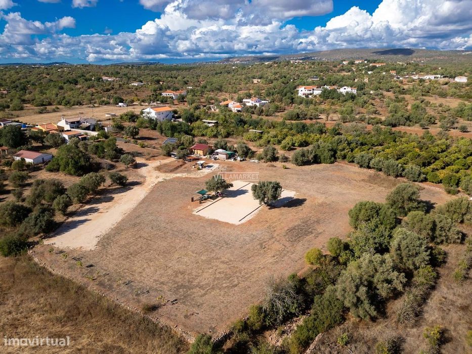 Terreno rústico com 8.280 m² com furo de água situado na Ribeira de Al
