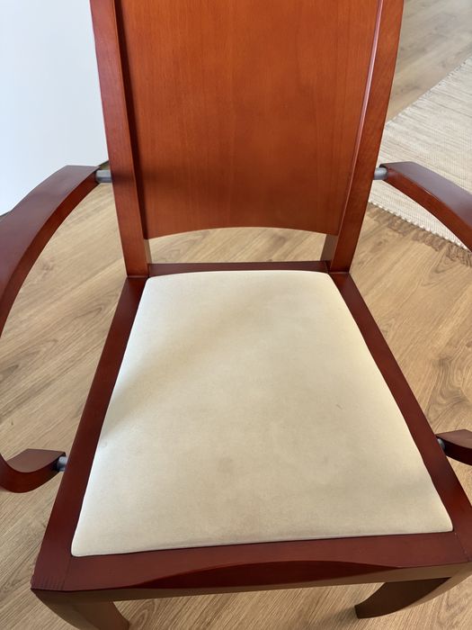 Mesa de jantar extensivel, 4 cadeiras e 2 cadeirōes