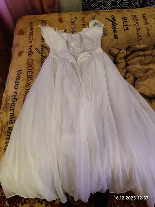 Весільна сукня з кругами та під'юпником