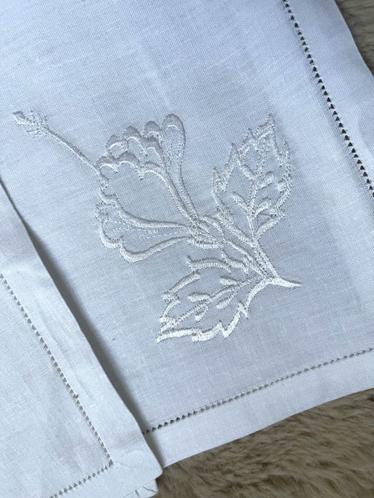 Zestaw 4 serwetki bawełniane białe z haftem