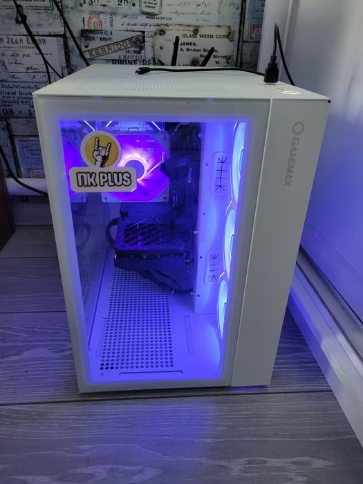 Ігровий комп'ютер з монітором