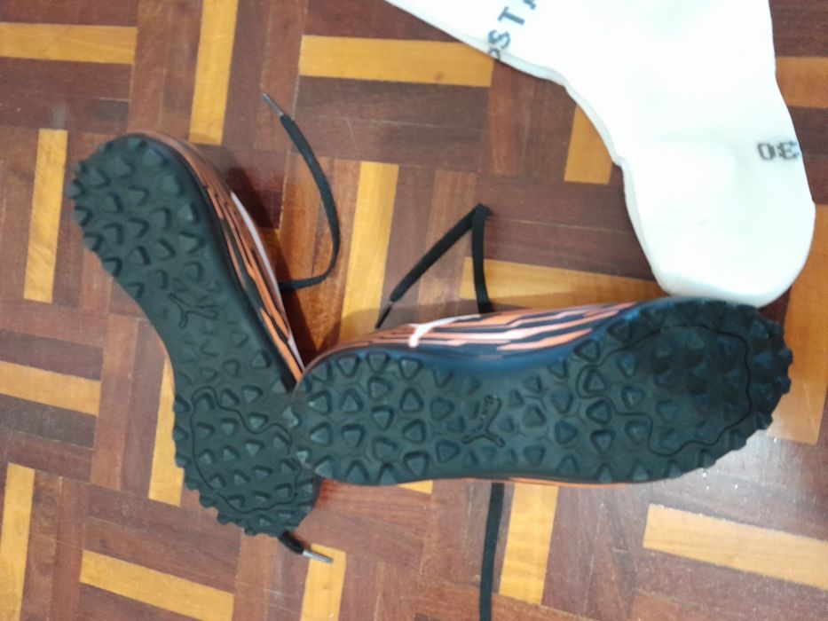 Chuteiras de futebol marca PUMA, número 36