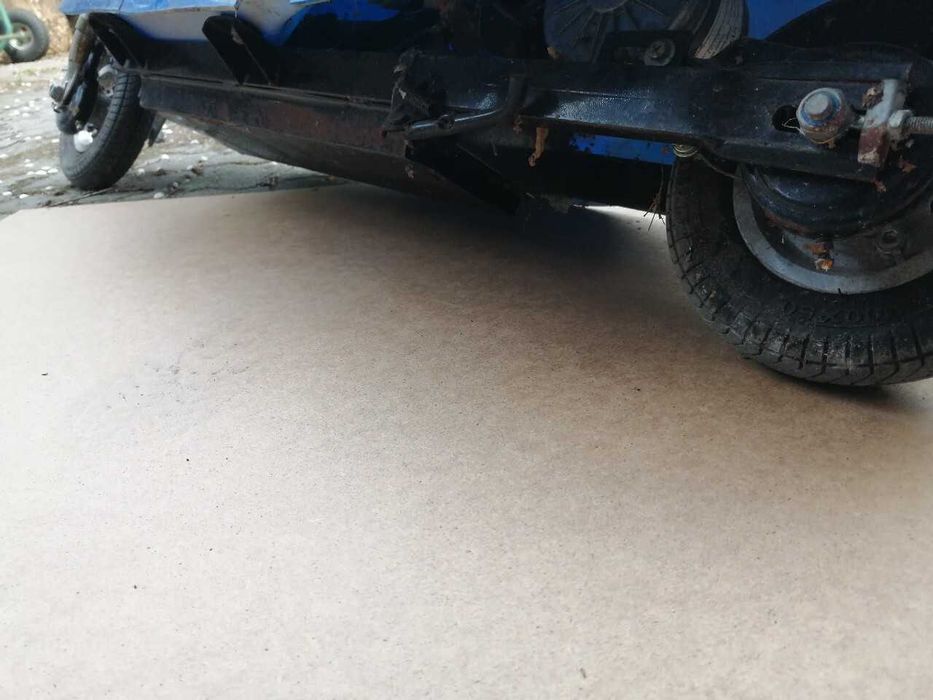 Elektryczna hulajnoga na częśći