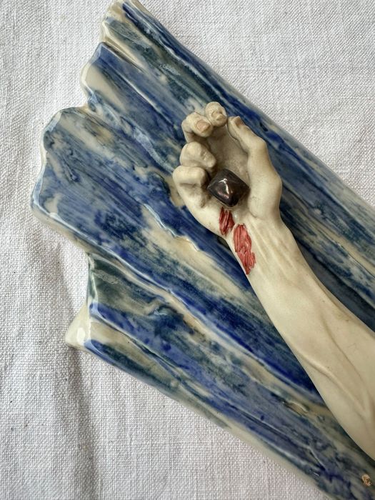 Cristo na cruz em cerâmica