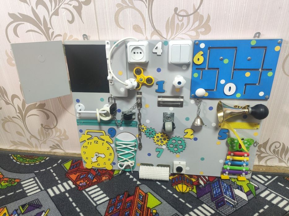 Дитячий бізіборд Монтессорі