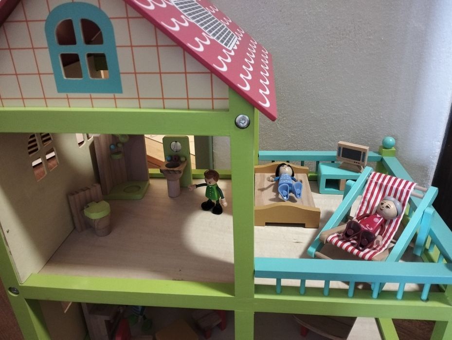 Piękny drewniany domek dla lalek