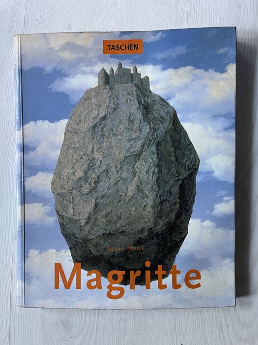 Livro sobre o artista Magritte
