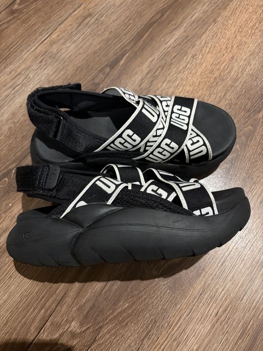 Босоножки    UGG