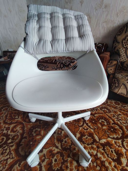 Стілець білий з подушкою