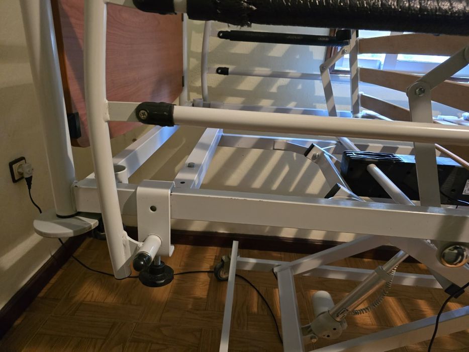 Cama articulada mais mesa de apoio