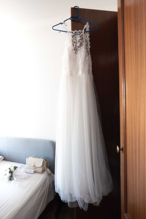 Vestido de renda e sobreposição de malha, branco, elegante.