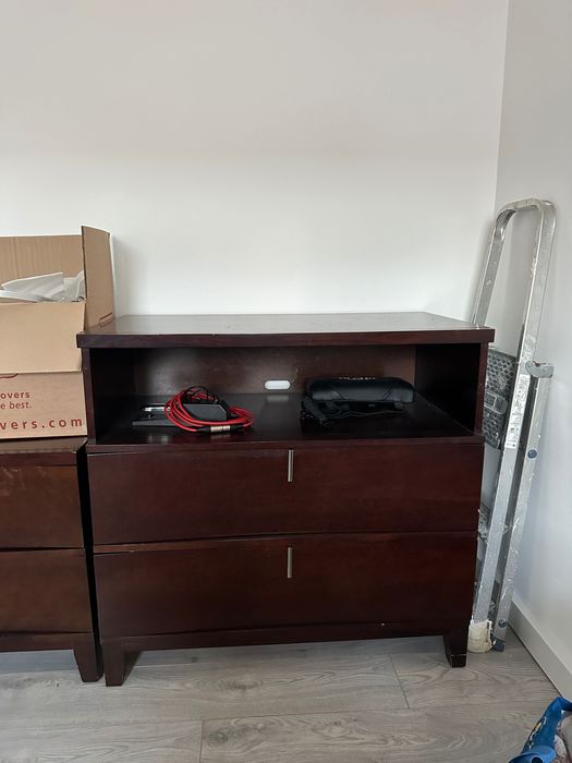 Conjunto cômoda e mesa de cabeceira robustas e funcionais