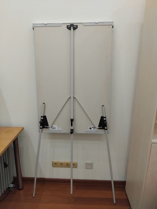 Фліпчарт в ідеальному стані на тривозі Висота дошки 1м. ширина 70 см.