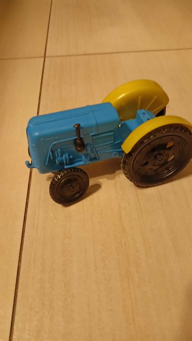 Stare zabawki traktory