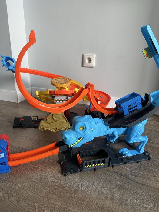 Hot wheels трек, кобра, динозавр