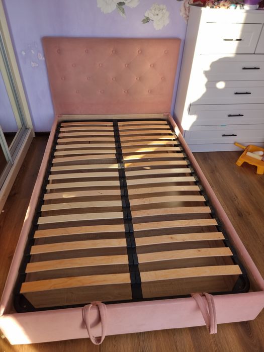 Ліжко 120/200 -спальне місце. В гарному стані. Матеріал велюр.