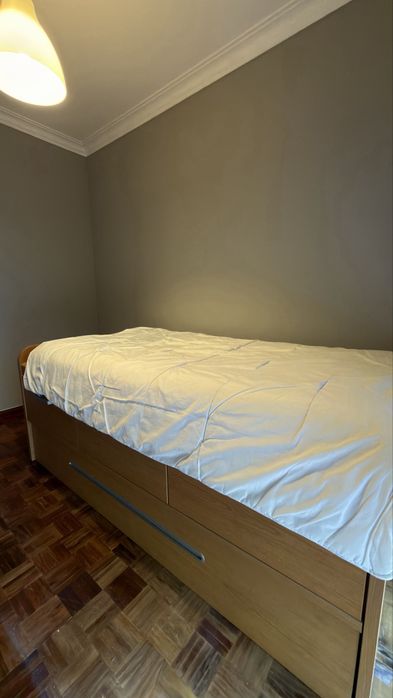 Estrutura cama c/gavetas e cama c/ colchões incluidos.