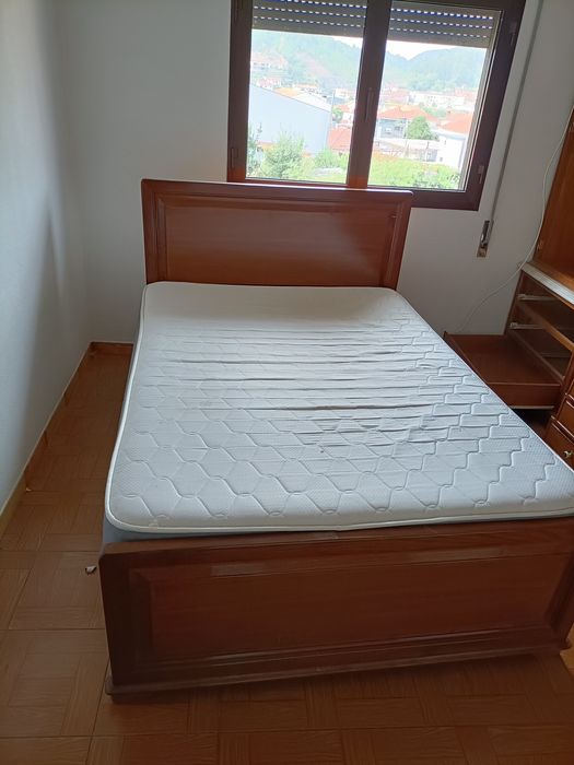Vendo cama de casal em excelente estado.