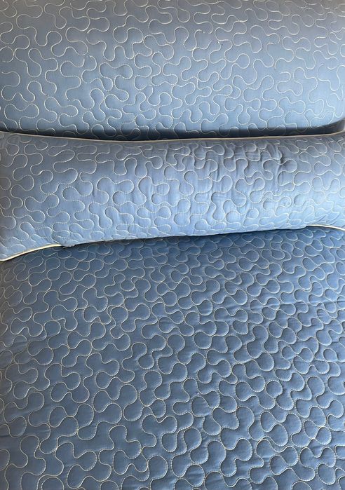 Sofa individual com almofadas