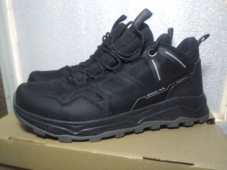 Продам трекинговые кроссовки