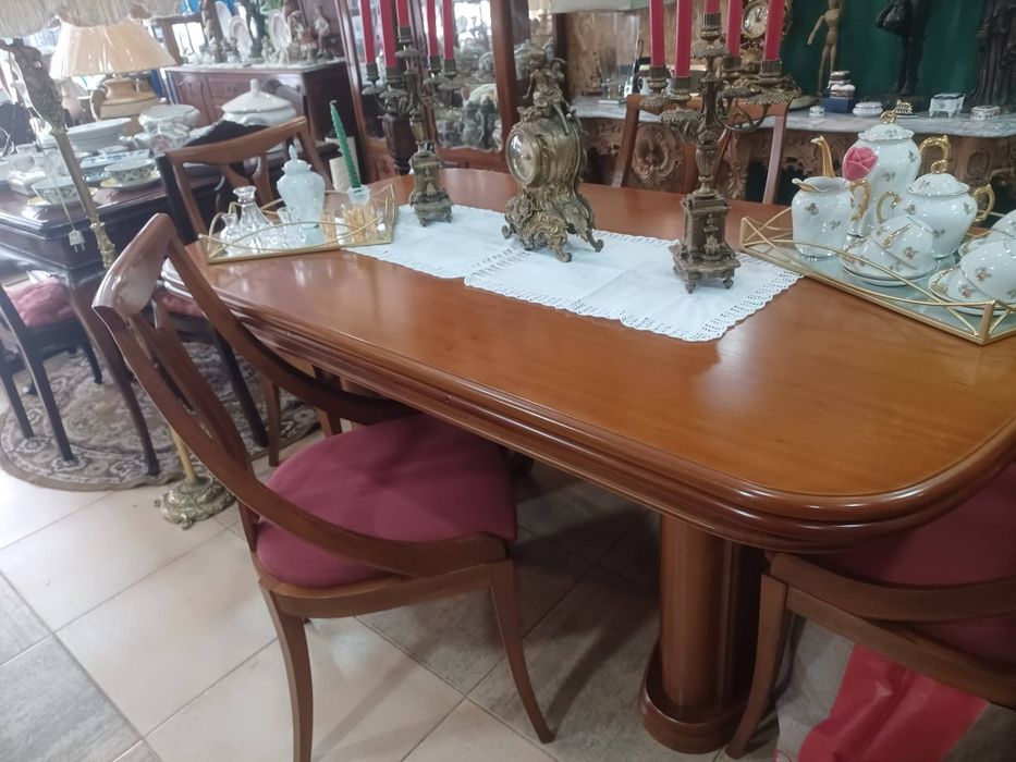 Mesa e cadeiras em cerejeira