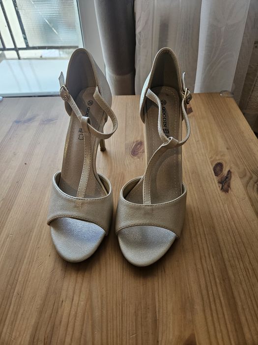 Ślubne buty na obcasie