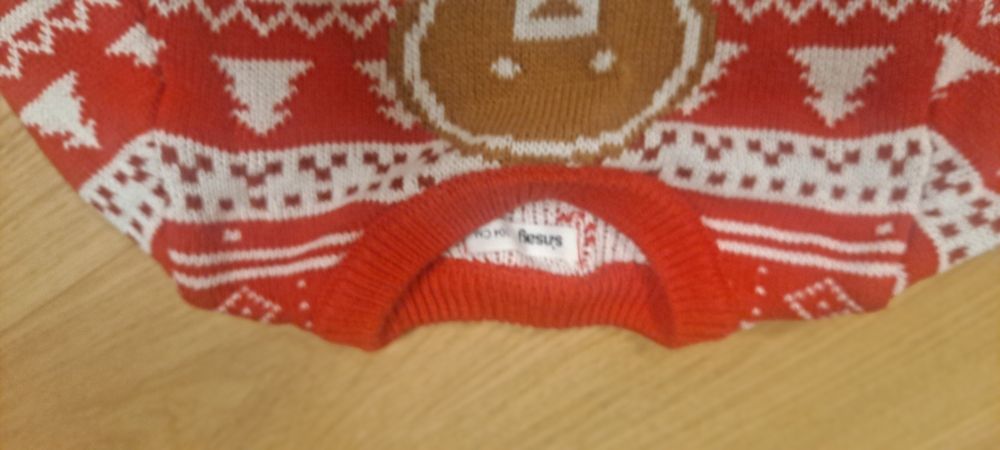 Dwa sweterki z motywem świątecznym, rozmiar 104-110