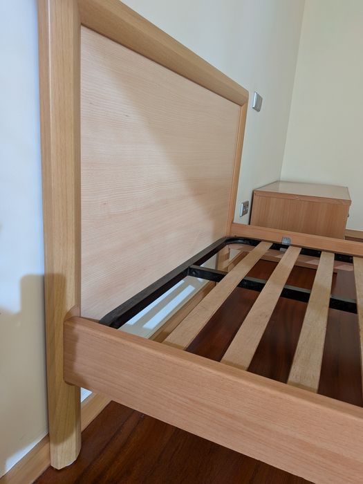 Moveis quarto solteiro. Cama, cómoda, camiseiro