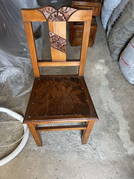 Mobilia de sala antiga (1 cristaleira + 1 mesa + 4 cadeiras)