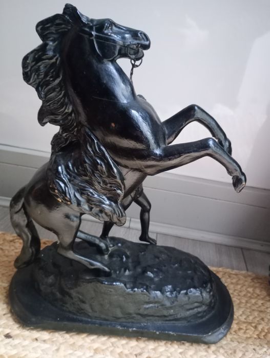 Statua koń wierzgający z jeźdźcem.