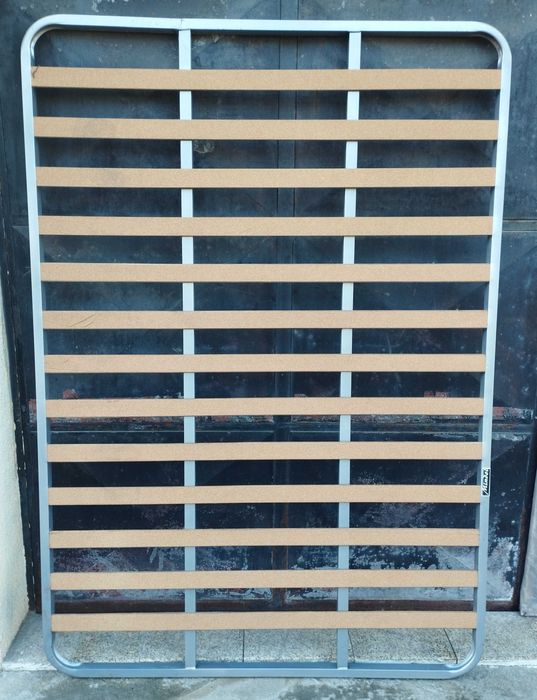 Estrados cama de casal marca Mindol, em bom estado de conservação