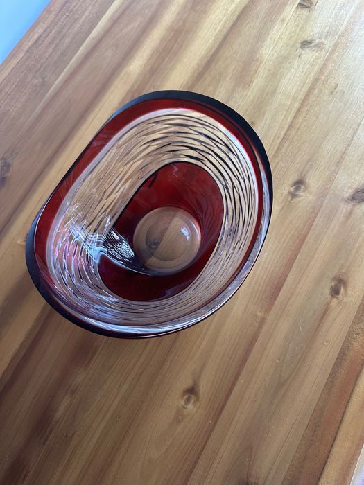 Vaso ou fruteira de cristal Bohemia em vermelho rubi, caracterizada pelo design de linhas lapidadas à mão que criam um efeito visual dinâmico