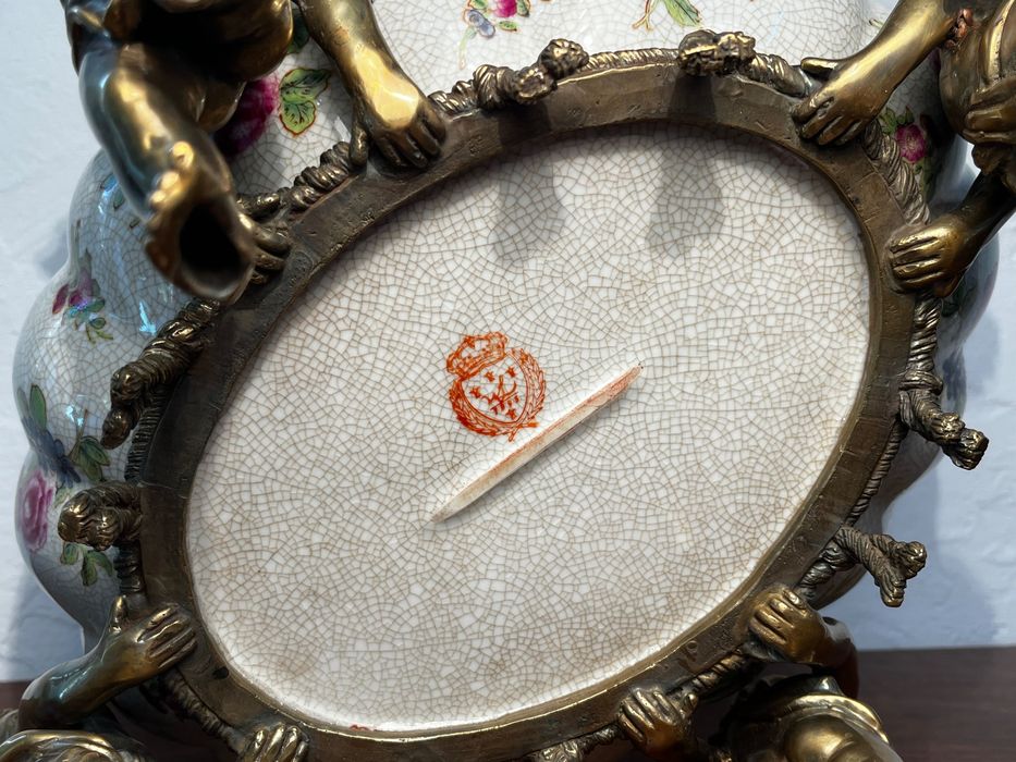 Porcelanowa patera z aniołkami. Figurki z brązu. Sygnowana, malowana