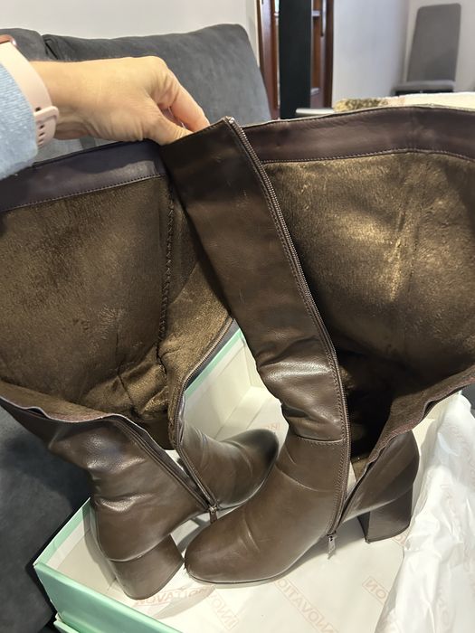 Botas castanhas de cano alto com salto