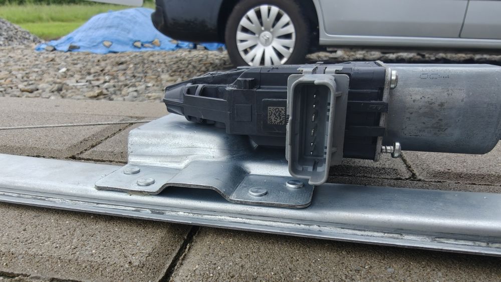 Podnośnik mechanizm szyby lewy  Berlingo partner 08-18
