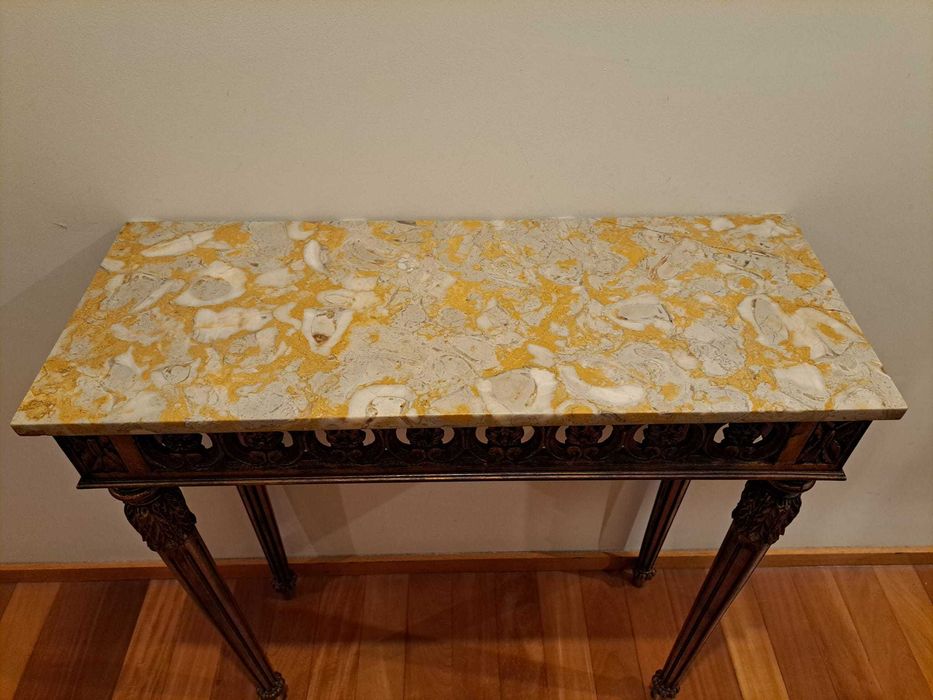 Consola dourada com tampo em mármore