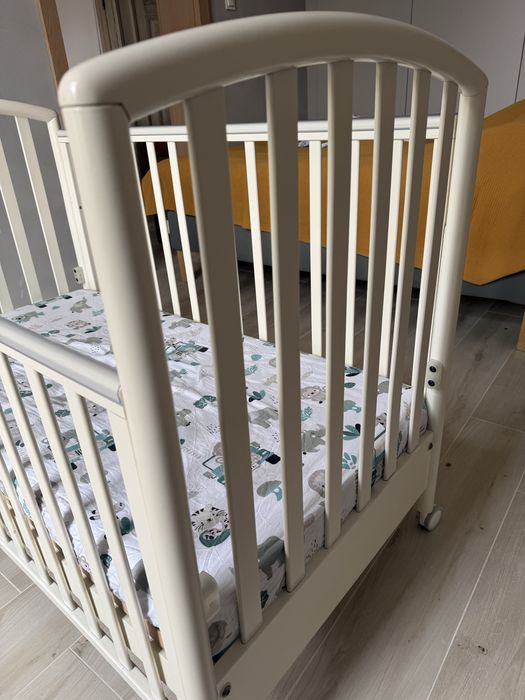 Łóżeczko dziecięce z szufladą i kółkami
