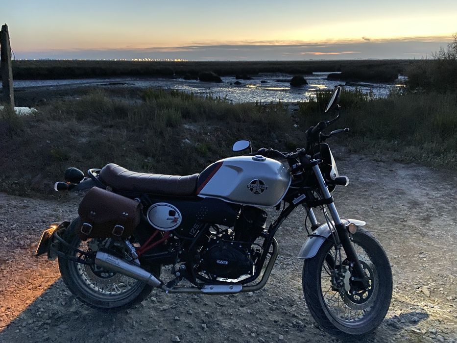 Mota UM Cafe Racer 125cc, 2021
