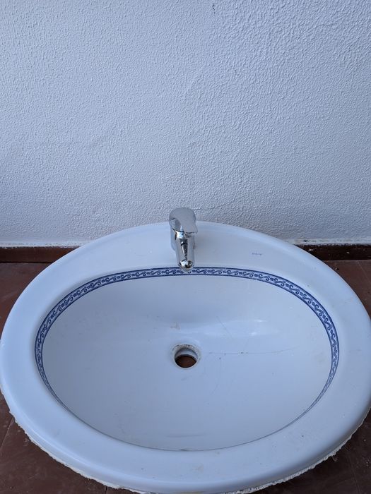 Lavatório de encastrar em cerâmica – estilo clássico