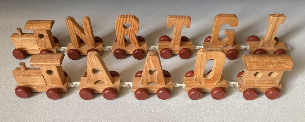 Comboio de Letras de Madeira