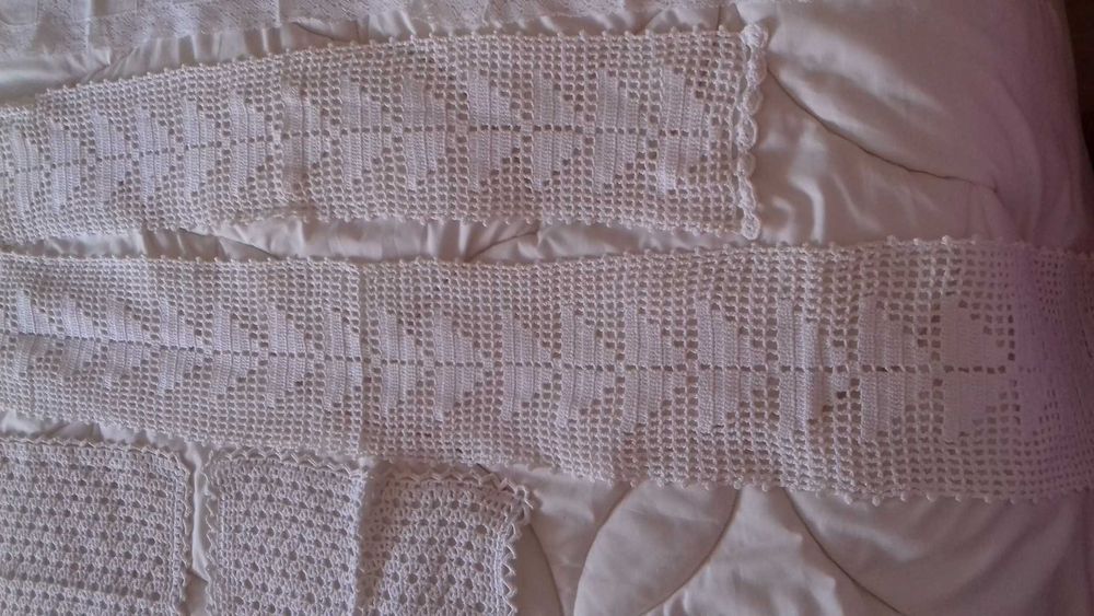 Paninhos de croche brancos feitos à mão