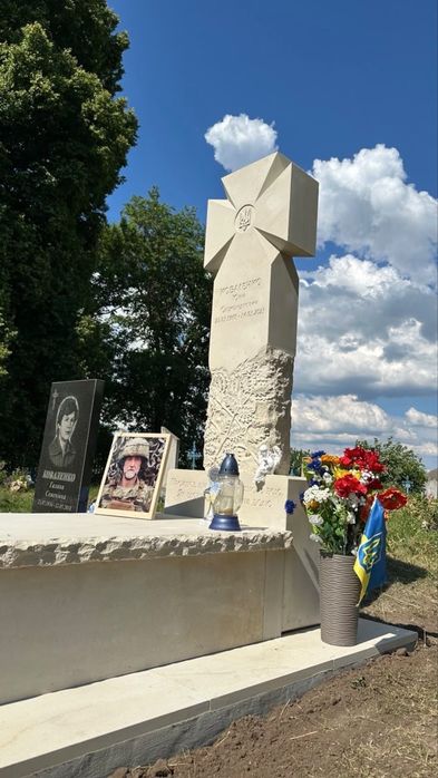 Памʼятник Козацький хрест Виготовлення не стандартних памʼятників з пісковика