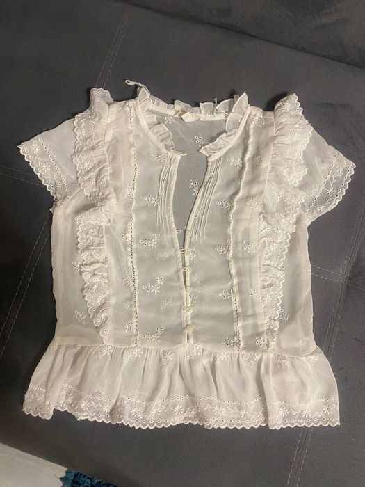 Біла блуза з рюшами